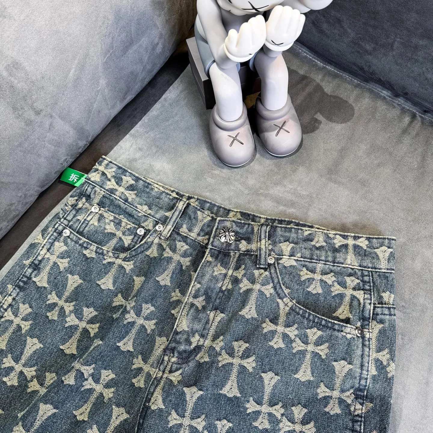 P220 Chrome Hearts｜Chrome Hearts CH all-over jacquard bootcut jeans - the same style as those of Internet celebrities. Cross-printed jeans, with unique cross design elements and all-over printing, full of design sense. It is made of 100% denim cotton fabric with heavy coarse yarn count, which ensures a stiff and tough silhouette while being soft, comfortable and breathable. The lapel is designed with silver buttons and is full of texture.  The classic dark yellow cross logo is all over the pants. They are generous and full of personality without being exaggerated. They are perfect for spring and summer!    Custom hardware! Same style for couples!  The three standards are complete, and the non-market version of the same style for men and women is free to compare and the quality is absolutely guaranteed. Size: 28/30/32/34/36 (s-xxl) Waist: 72/77/82/87/92 Knee: 55/56.5/58/59.5/61 Pants length: 103.5/105.5/107.5/109.5/111.5